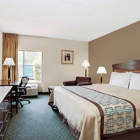 Days Inn By Wyndham Newport News City Center Oyster Point Εξωτερικό φωτογραφία