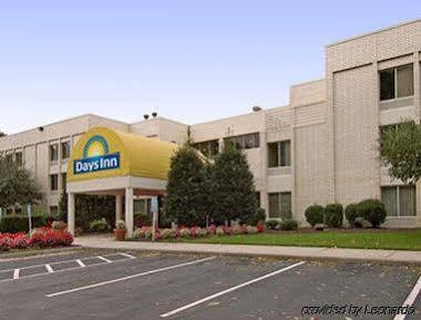 Days Inn By Wyndham Newport News City Center Oyster Point Εξωτερικό φωτογραφία