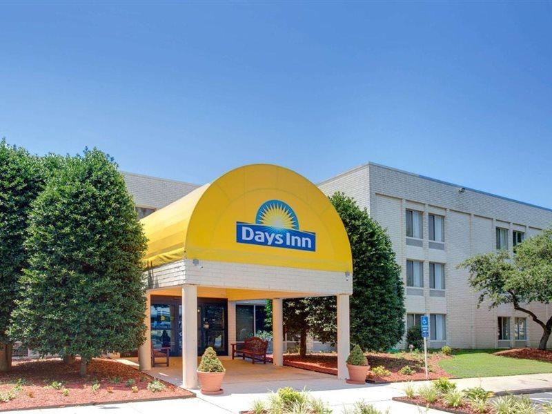 Days Inn By Wyndham Newport News City Center Oyster Point Εξωτερικό φωτογραφία