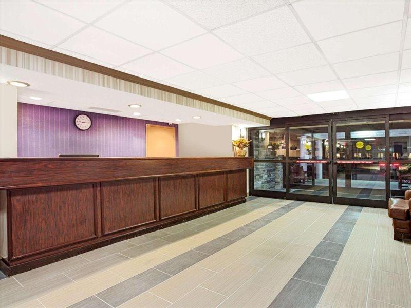 Days Inn By Wyndham Newport News City Center Oyster Point Εξωτερικό φωτογραφία