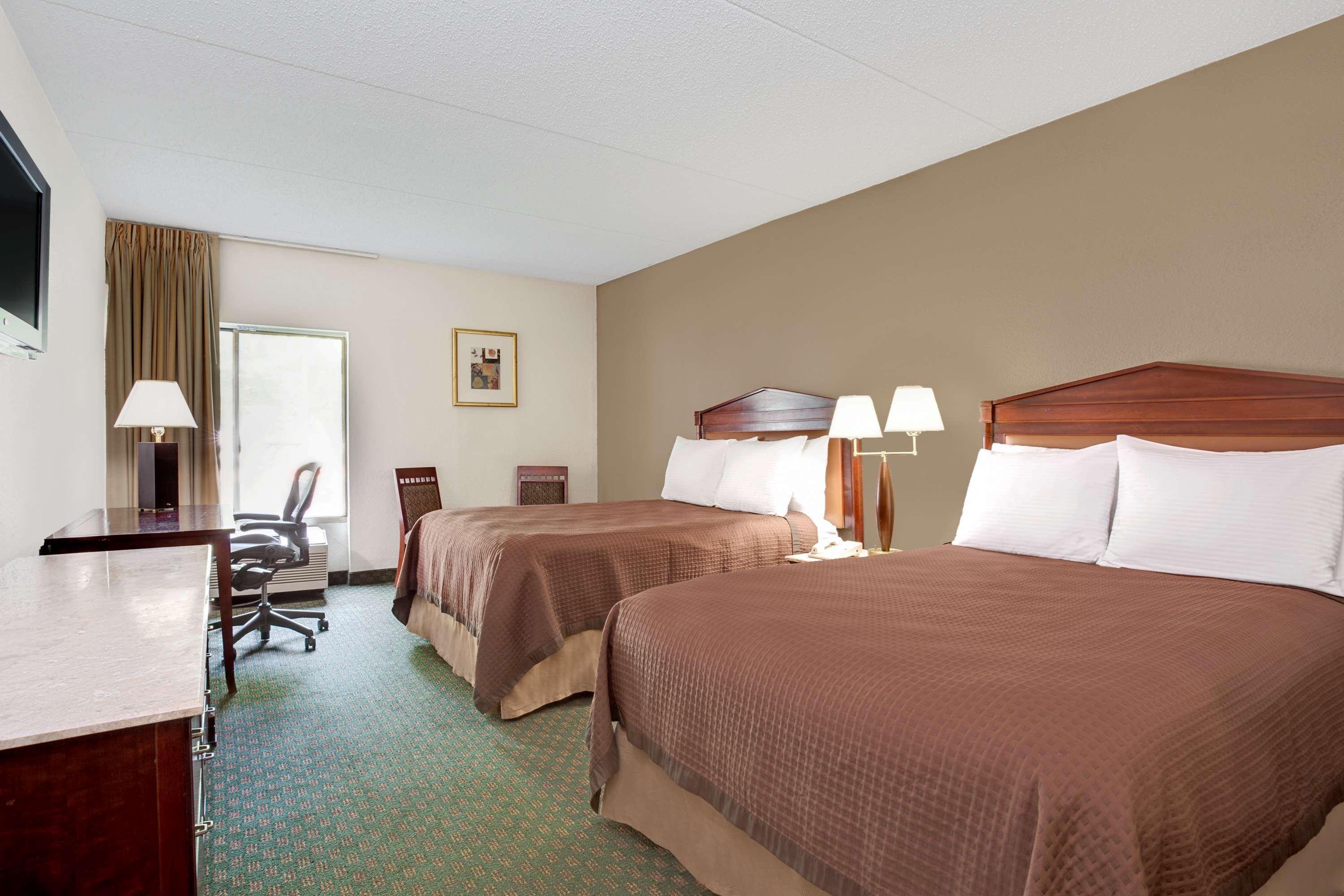 Days Inn By Wyndham Newport News City Center Oyster Point Εξωτερικό φωτογραφία