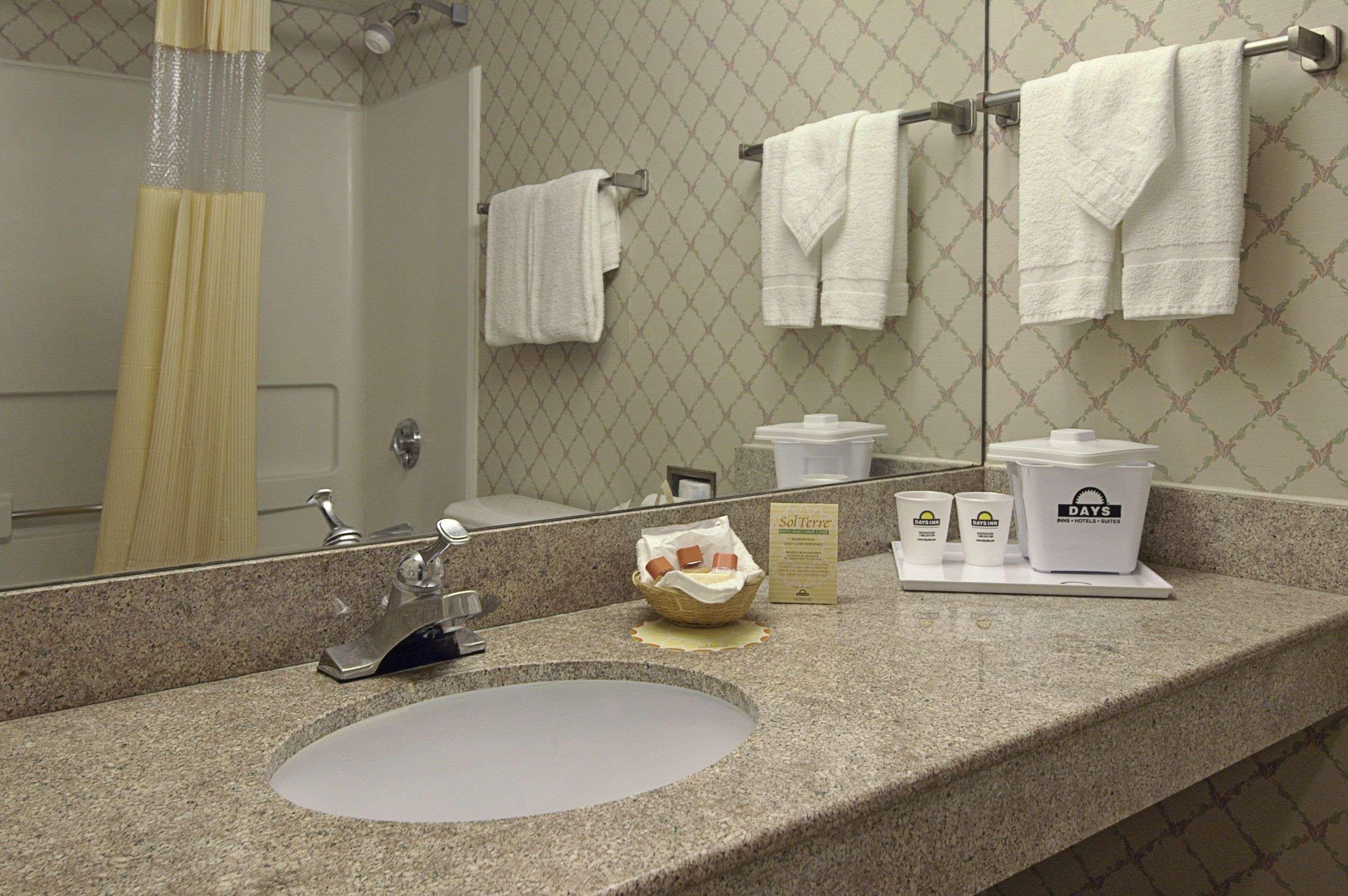 Days Inn By Wyndham Newport News City Center Oyster Point Εξωτερικό φωτογραφία