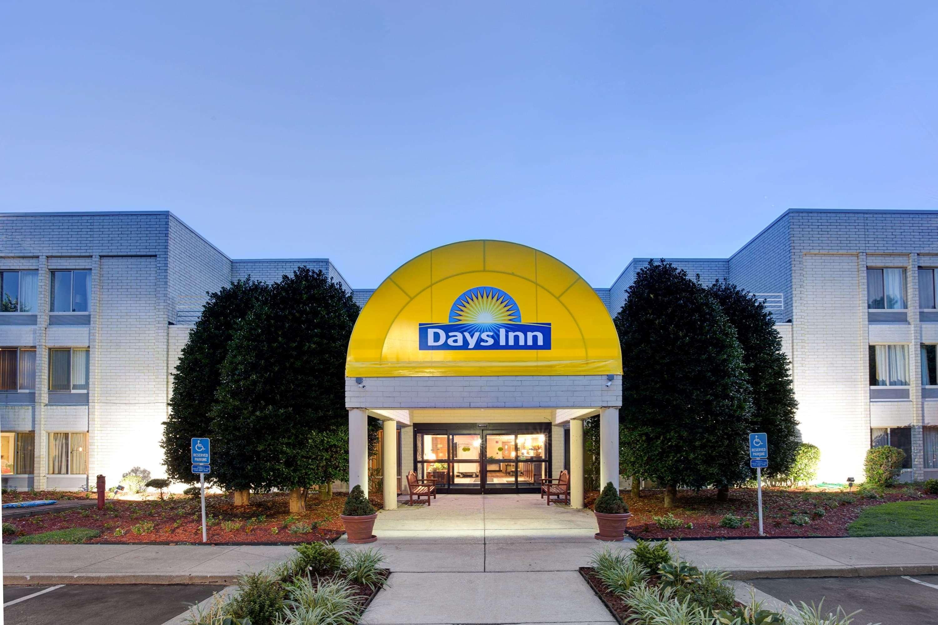 Days Inn By Wyndham Newport News City Center Oyster Point Εξωτερικό φωτογραφία