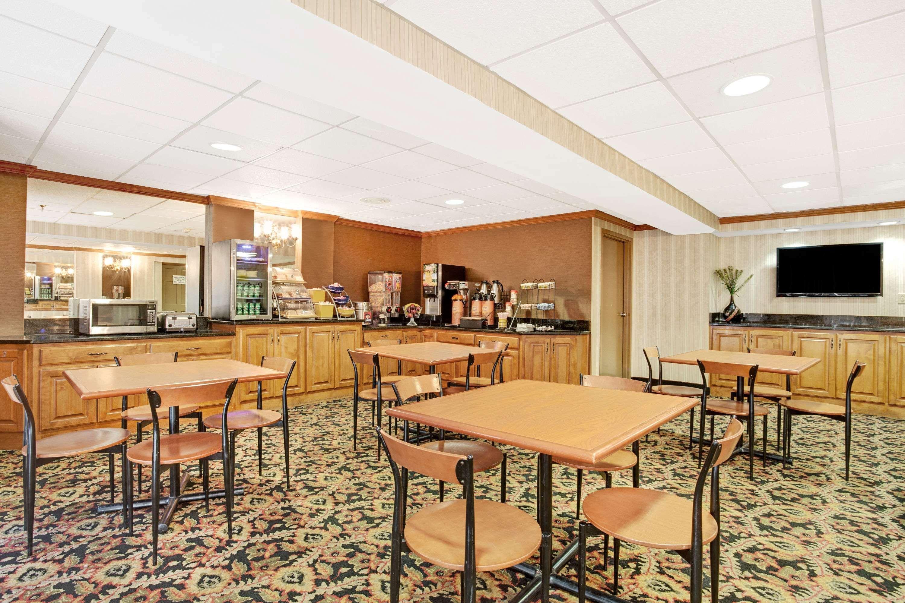 Days Inn By Wyndham Newport News City Center Oyster Point Εξωτερικό φωτογραφία