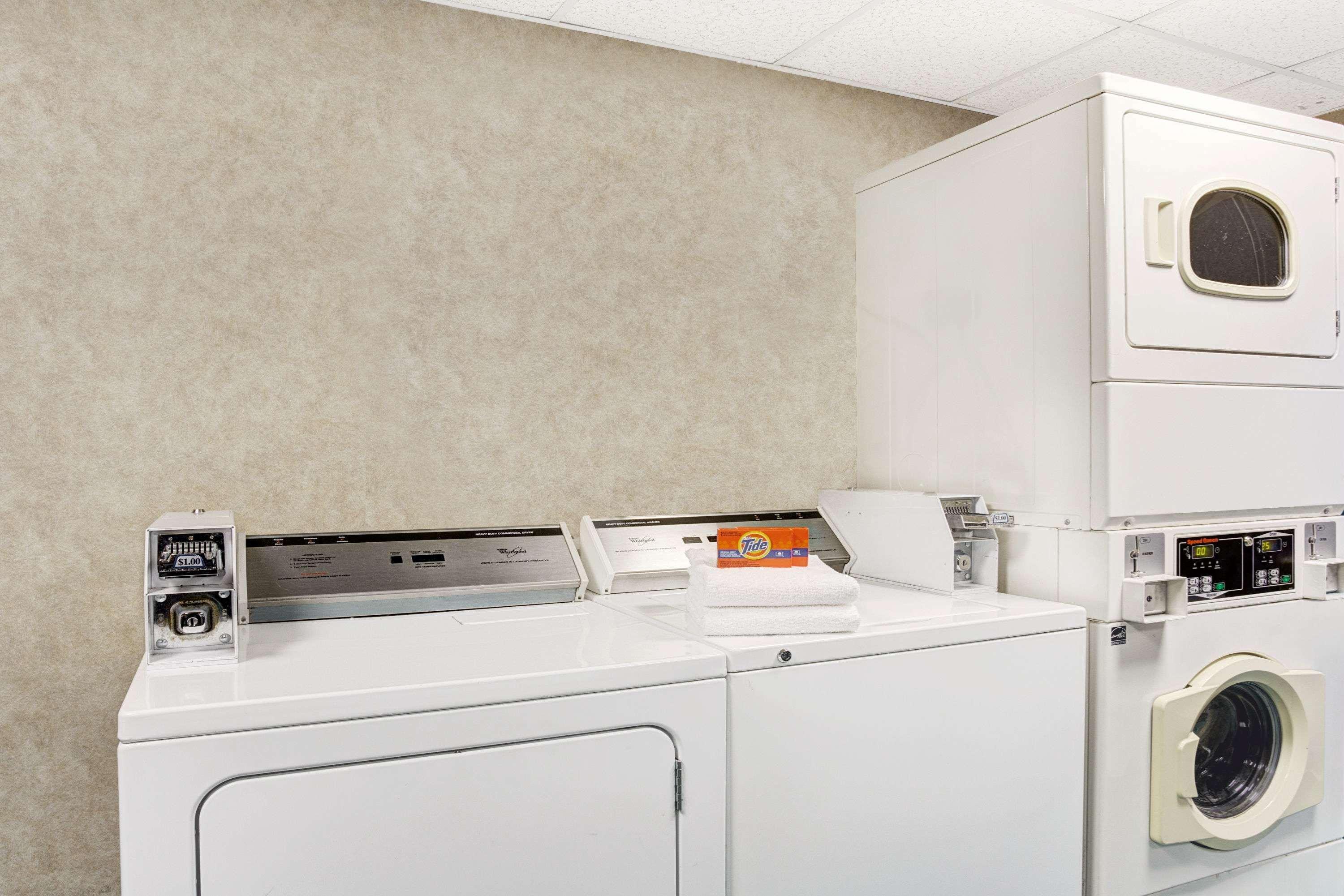 Days Inn By Wyndham Newport News City Center Oyster Point Εξωτερικό φωτογραφία