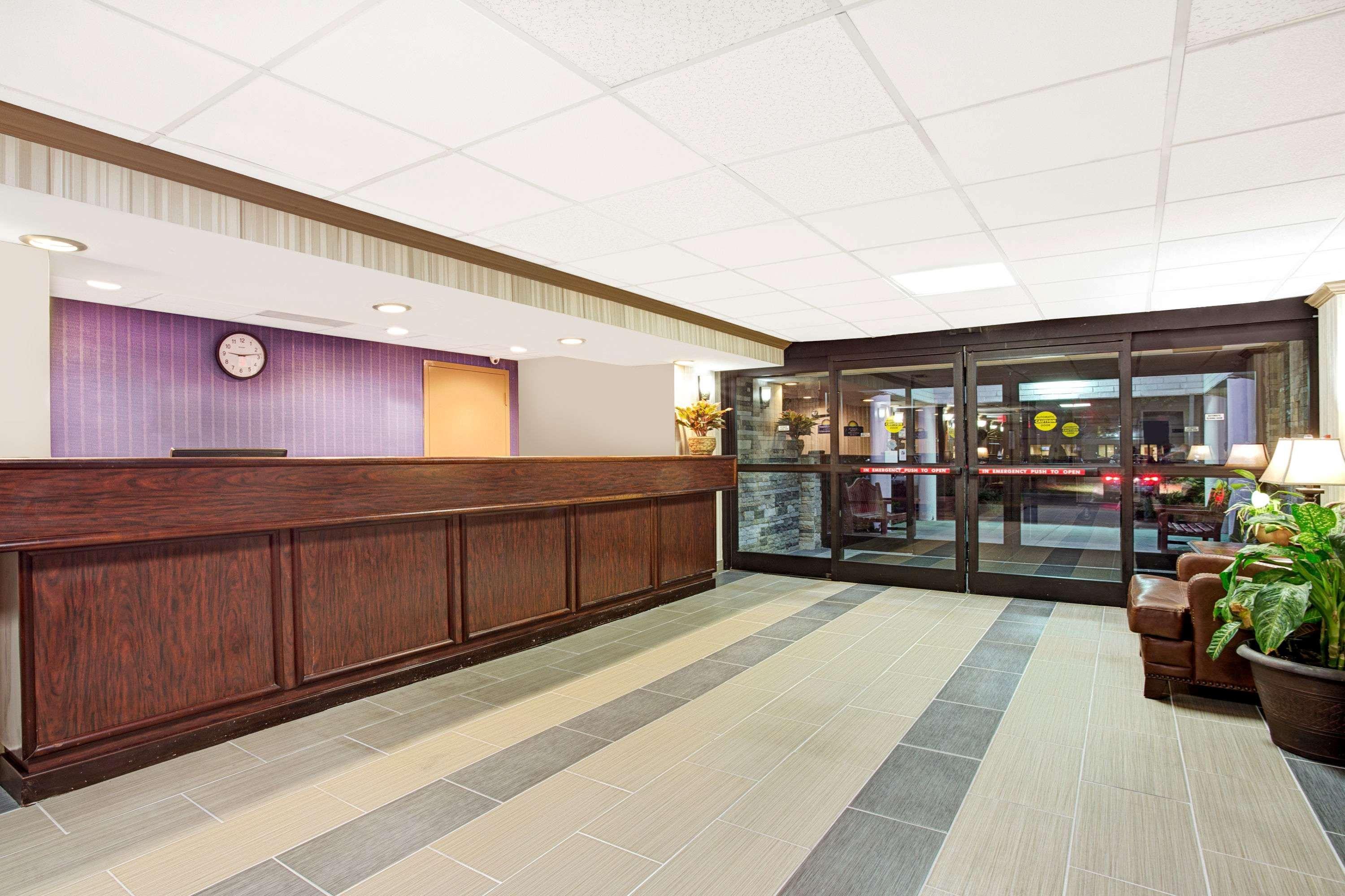 Days Inn By Wyndham Newport News City Center Oyster Point Εξωτερικό φωτογραφία