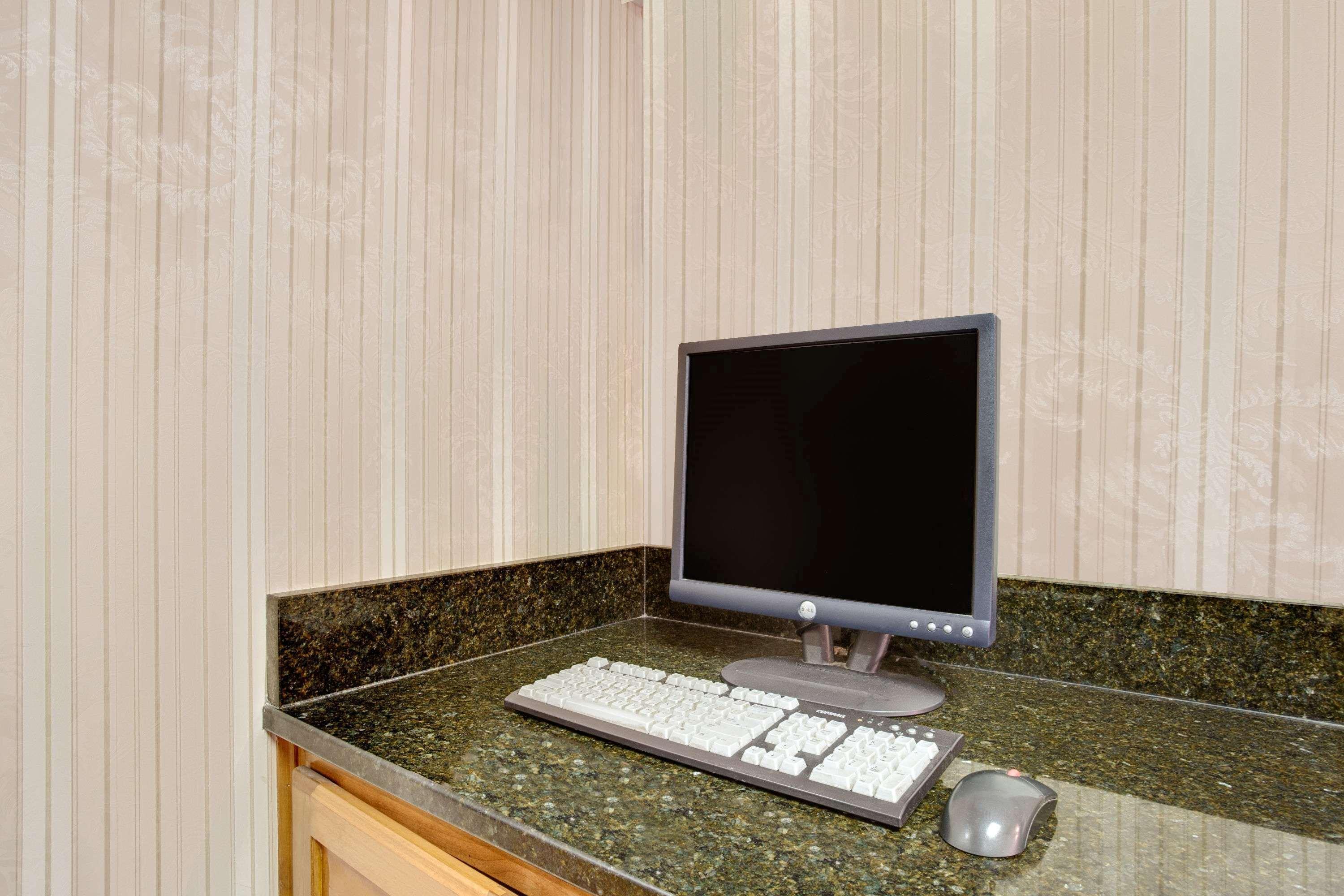 Days Inn By Wyndham Newport News City Center Oyster Point Εξωτερικό φωτογραφία