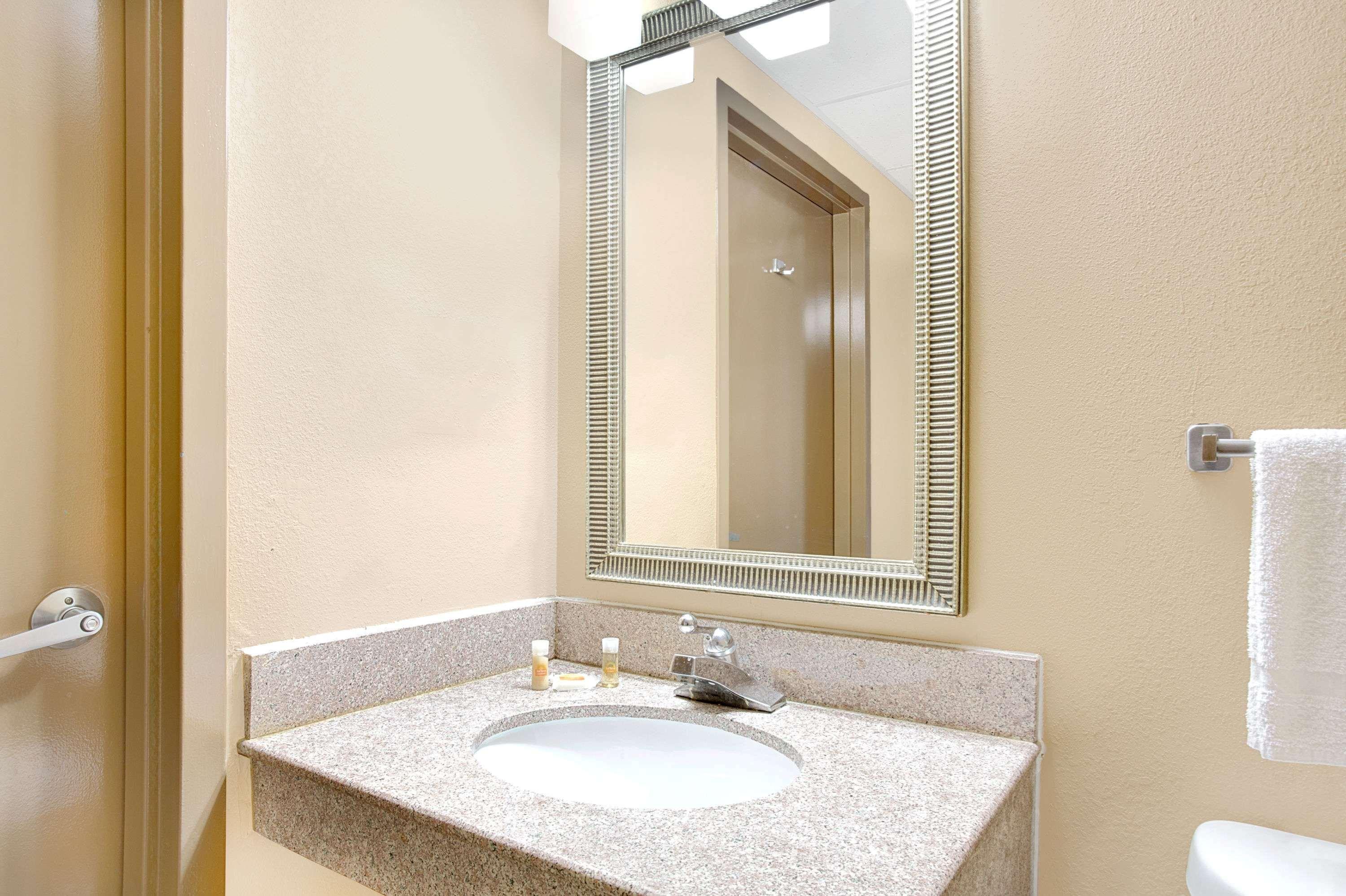 Days Inn By Wyndham Newport News City Center Oyster Point Εξωτερικό φωτογραφία