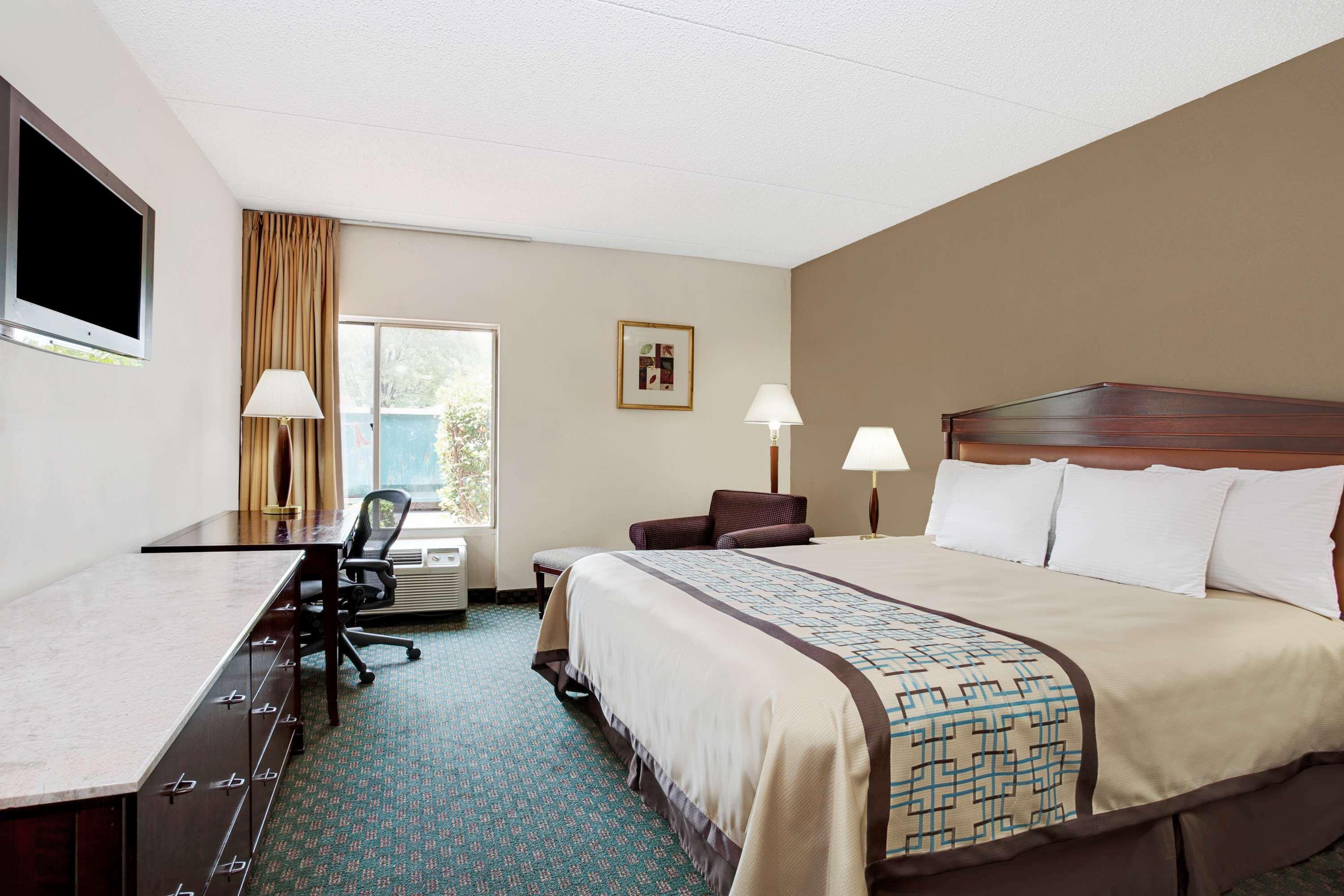 Days Inn By Wyndham Newport News City Center Oyster Point Εξωτερικό φωτογραφία