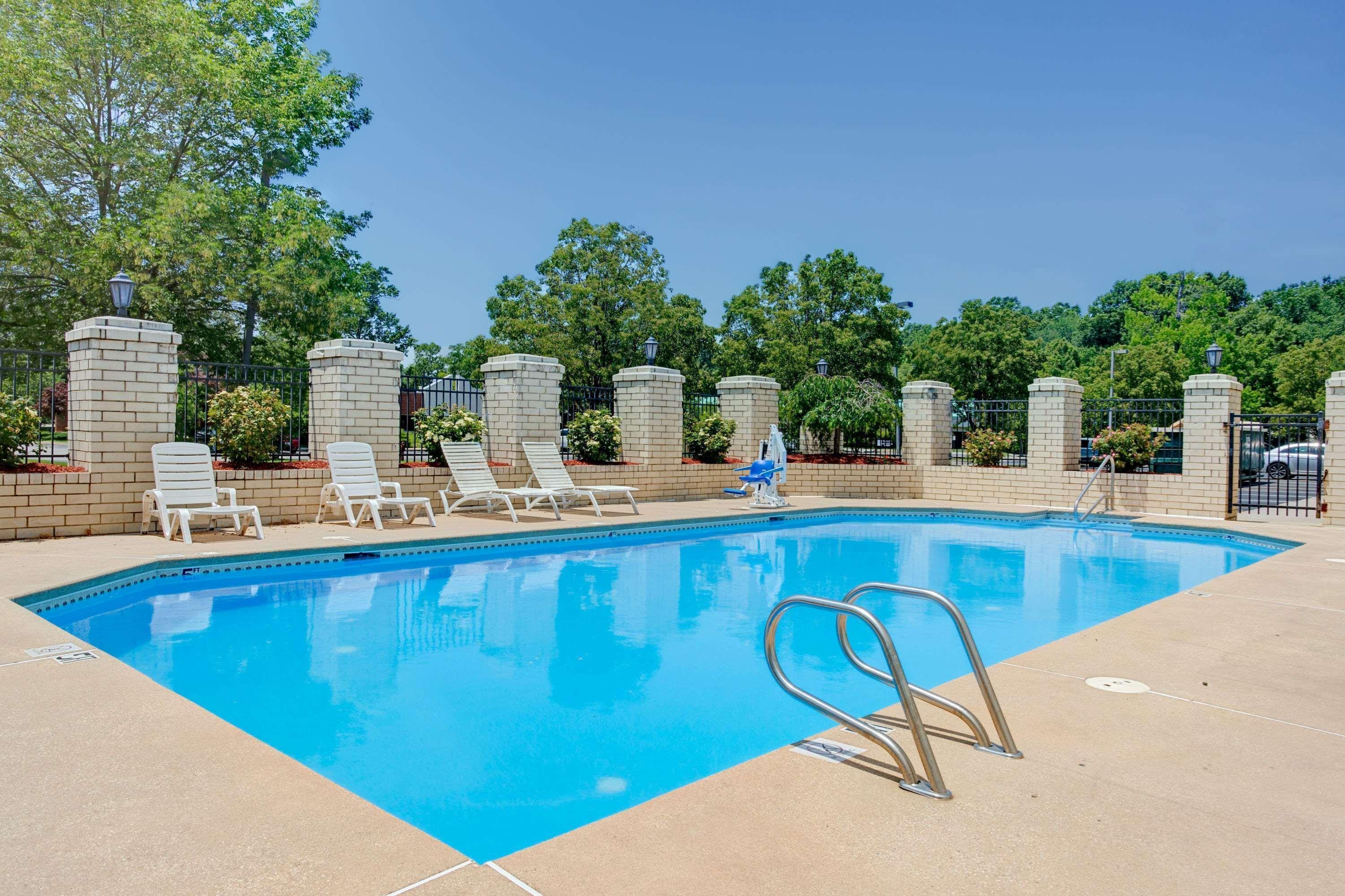 Days Inn By Wyndham Newport News City Center Oyster Point Εξωτερικό φωτογραφία