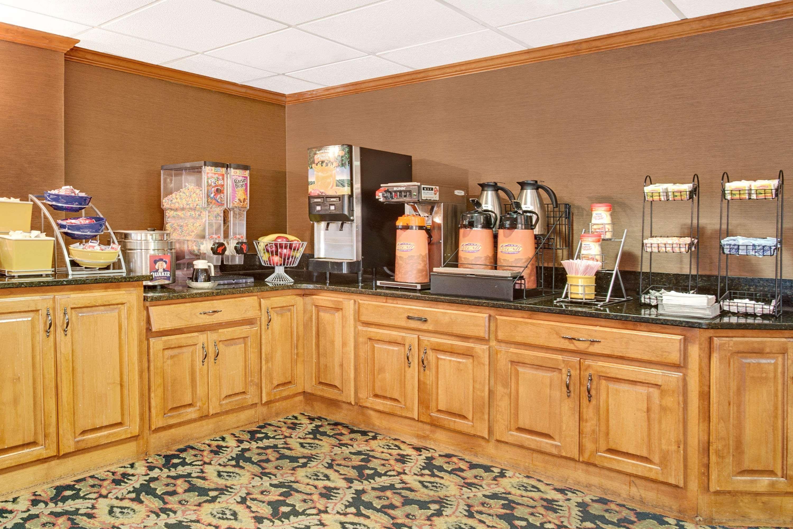 Days Inn By Wyndham Newport News City Center Oyster Point Εξωτερικό φωτογραφία