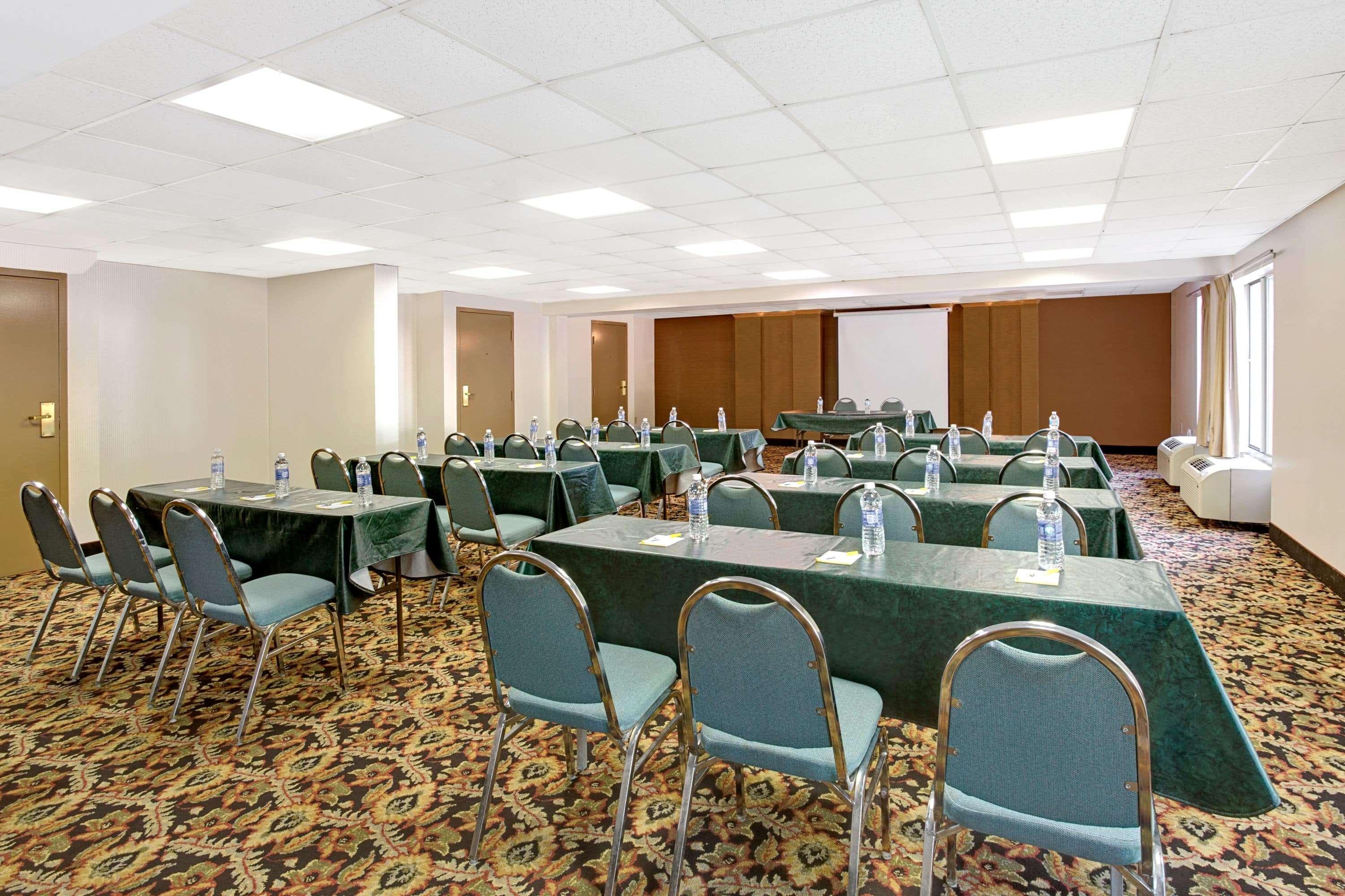 Days Inn By Wyndham Newport News City Center Oyster Point Εξωτερικό φωτογραφία