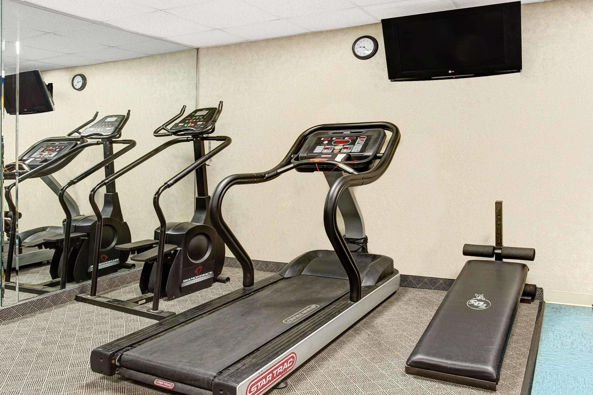 Days Inn By Wyndham Newport News City Center Oyster Point Εξωτερικό φωτογραφία